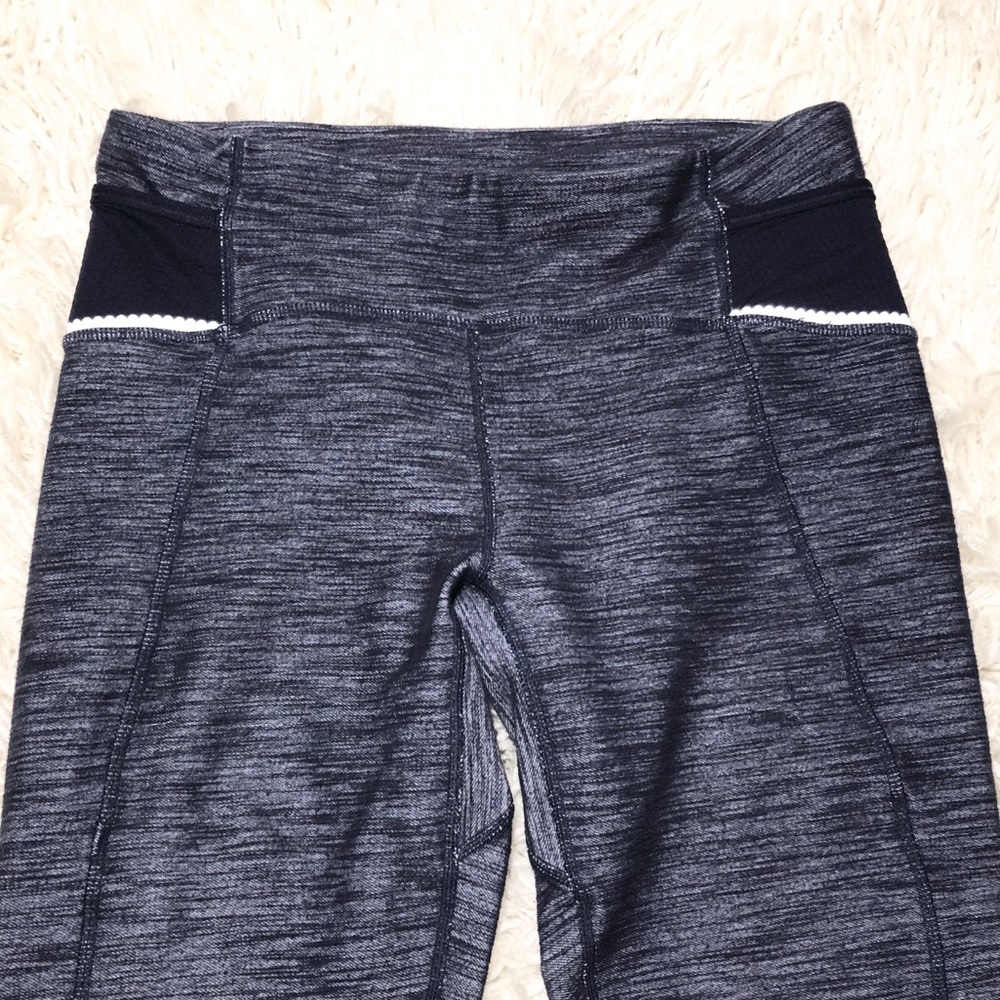 Like NEW! LuluLemon Athletica Navy Leggings Size 6 - Picture 3 of 7